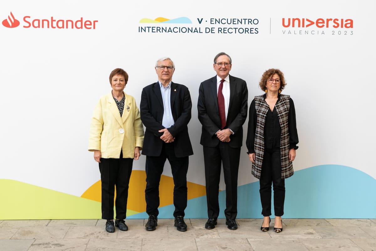 De izquierda a derecha, Mavi Mestre, rectora de la Universitat de València y presidenta del Comité Académico del V Encuentro Internacional de Rectores Universia, Joan Ribó alcalde de Valencia, Matías Rodríguez Inciarte presidente de Santander Universidades de Banco Santander y Josefina Bueno, consellera de Innovación, Universidades, Ciencia y Sociedad Digital de la Generalitat Valenciana.