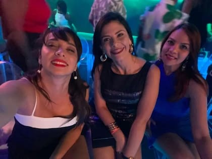 De izquierda a derecha, Mena (que cumplía años), Pierima (que falleció) y Ana María en el Jet Set minutos antes del colapso