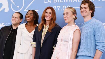De izquierda a derecha, Michael Stuhlbarg, Ayo Edebiri, Julia Roberts, Chloë Sevigny y Andrew Garfield, el reparto de After the hunt.