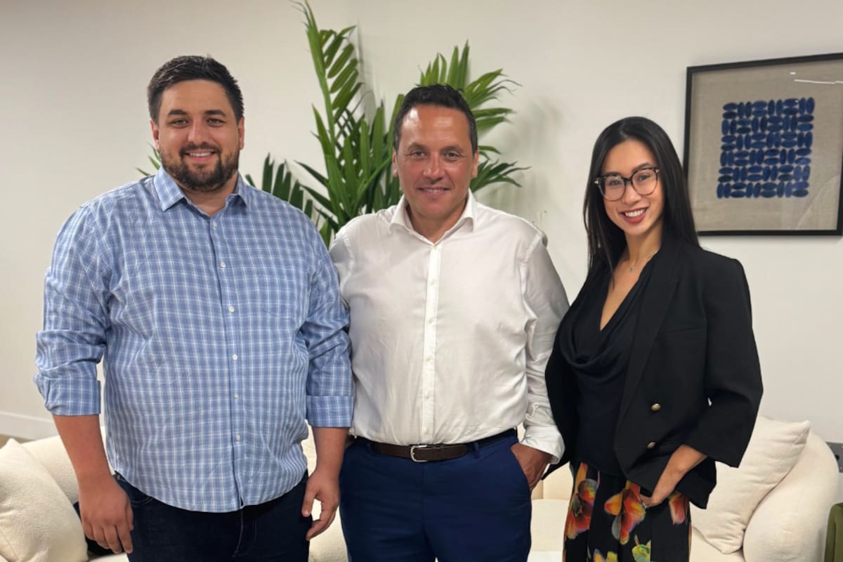 De izquierda a derecha: Michael Wear, cofundador y director ejecutivo de Blankfactor; Nicolas Kaplun, Chief Business Officer de Globant en Norteamérica; y Melody Pak, cofundadora y directora de productos de Blankfactor