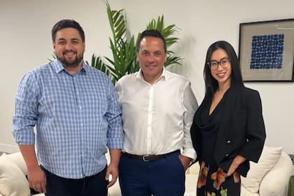 De izquierda a derecha: Michael Wear, cofundador y director ejecutivo de Blankfactor; Nicolas Kaplun, Chief Business Officer de Globant en Norteamérica; y Melody Pak, cofundadora y directora de productos de Blankfactor