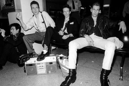 De izquierda a derecha: Mick Jones, Joe Strummer, Topper Headon y Paul Simonon, en el Aeropuerto Internacional John F. Kennedy en su visita a NY en mayo de 1981.