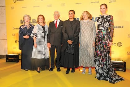 De izquierda a derecha: miembro del Comité Honorario,
Patricia Phelps de Cisneros, Teresa Bulgheroni, vicepresidente de Fundación Malba, Eduardo Costantini, la princesa catarí H.E. Sheikha Al Mayassa
bint Hamad bin Khalifa Al Thani, Norah Garfunkel de Hojman, vicepresidente honoraria de Fundación Malba y Elina Costantini
