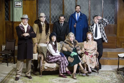 De izquierda a derecha: Miglioranza, Arana, Mazzei, Pfnening, Quiroz; y las damas del sillón, Bassi, Fugazot y Carrá, el elenco local de La ratonera