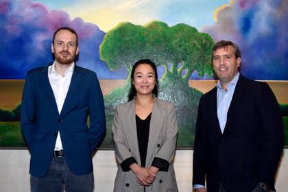 De izquierda a derecha, Nanne Tolsma, director comercial de Satelligence; Amy Ching, directora de producto, y Manuel García Laredo, director de Latinoamérica
