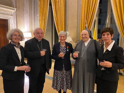 De izquierda a derecha: Nathalie Becquart, subsecretaria del Sínodo de Obispos, el cardenal Jean-Marc Aveline, María Lía Zervino, Yvonne Reungoat y la embajadora de Francia ante la Santa Sede, Florence Mangin (Foto de Elisabetta Piqué)