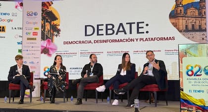 De izquierda a derecha, Nicolás Anchorena (Clarín), María Inés Salamanca (representante de ONU Mujeres en Colombia), José Luis Peñarredonda, editor del Centro Latinoamericano de Investigación Periodística (CLIP); Ana Cristina Álvarez, editora de Breaking News de El Tiempo, y Franco Piccato, Director Ejecutivo de Chequeado