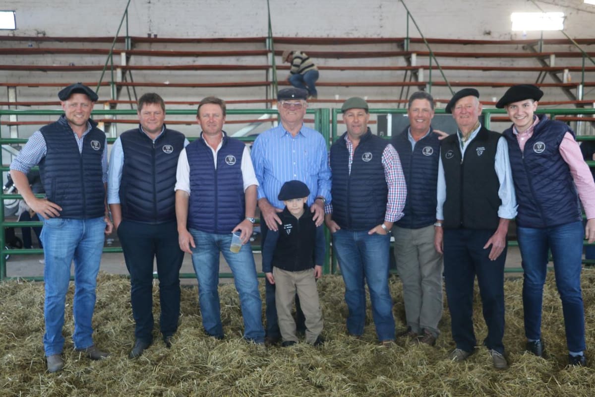 De izquierda a derecha: Pablo Mohr, Matias Mohr, Luciano Mohr, Norberto Mohr, Ariel Mohr, Nico Mohr (niño), Nelson Mohr, Mauricio Mohr y Lautaro Mohr
