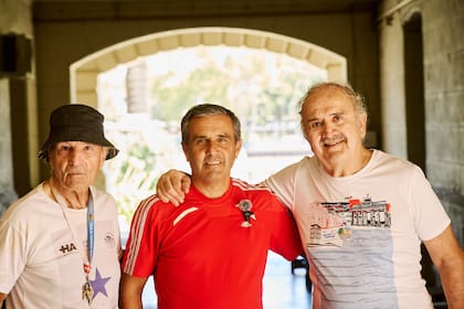 De izquierda a derecha: Pancho Bustamante, Gustavo Louzao y Pedro Yucciolino, socios del Club de Regatas La Marina. Yucciolino, atleta olímpico en Múnich 1972, tiene 81 años y rema todos los días desde los 15