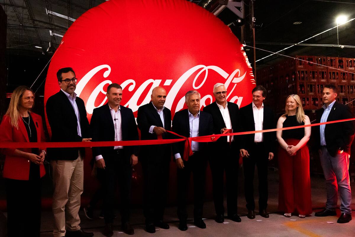De izquierda a derecha: Paola Calorio, Directora Asuntos Públicos, Sustentabilidad y Comunicaciones de Coca-Cola para Cono Sur; Pedro Massa Vicepresidente de Coca-Cola Cono Sur; Diego Costarelli, Intendente de Godoy Cruz; Gonzalo Said, Presidente de Coca-Cola Andina; Alfredo Cornejo, Gobernador de Mendoza; Miguel Ángel Peirano, Vicepresidente Ejecutivo de Coca-Cola Andina; Fabián Castelli, Gerente General de Coca-Cola Andina Argentina; Hebe Casado, Vicegobernadora de Mendoza; y
Leonardo García, Gerente General de Coca-Cola Argentina.
