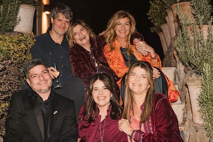 De izquierda a derecha, parados: Edo, Teresa, y Soledad Costantini. Sentados: Tomás, Marité y Mariana Costantini