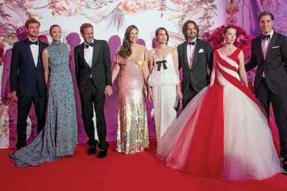 De izquierda a derecha: Pierre Casiraghi y Beatrice Borromeo, Andrea Casiraghi junto a Tatiana Santo Domingo, Charlotte Casiraghi con Dimitri Rassan y Alexandra de Hannover con Ben-Sylvester Strautmann, que se sumó al posado familiar por primera vez.