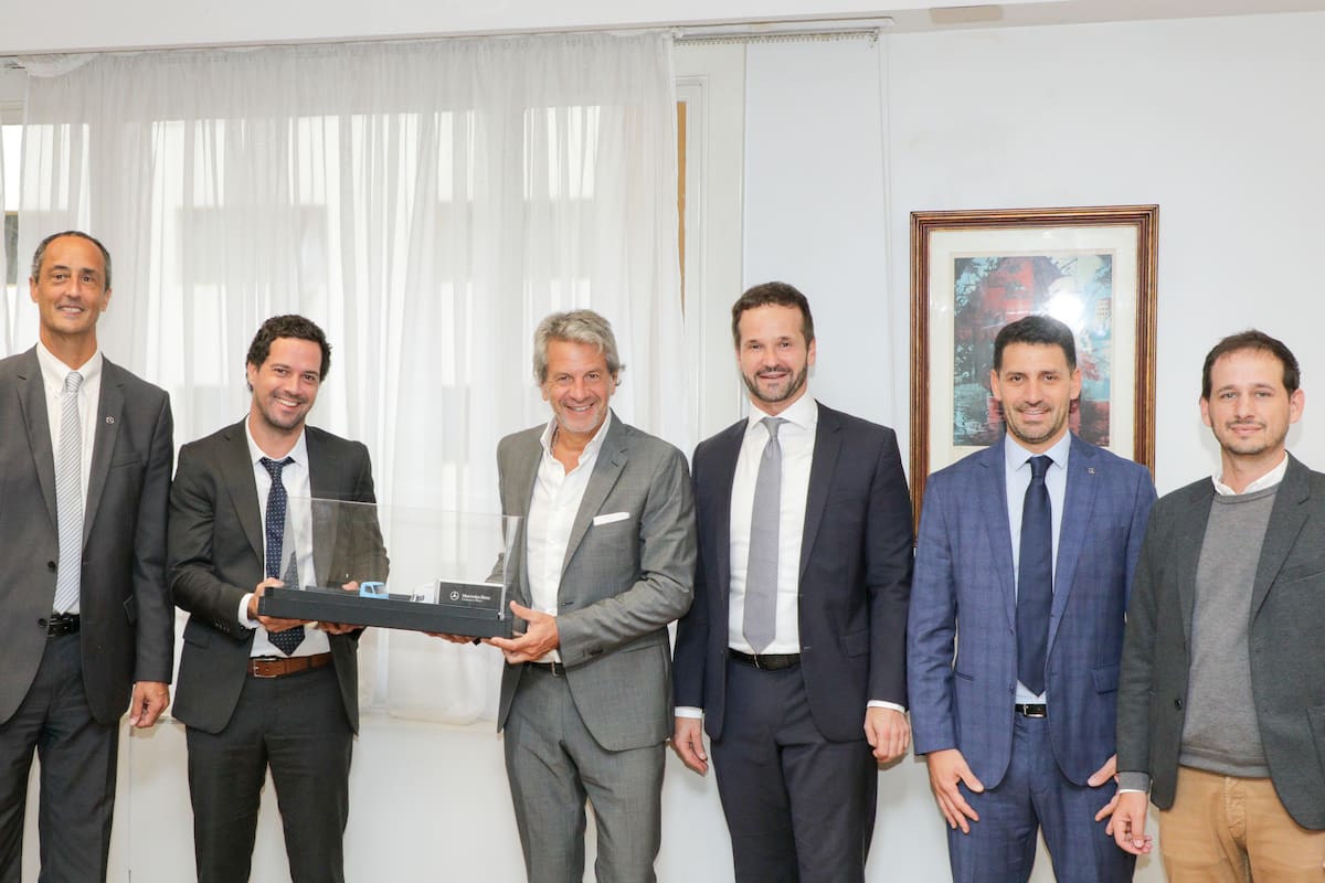 De izquierda a derecha: Raúl Barcesat, CEO de Mercedes-Benz Camiones y Buses Argentina; Pablo Lavigne, secretario de Comercio; Juan Pazo, secretario de Industria y Desarrollo Productivo; Achim Puchert, presidente de Mercedes-Benz de Brasil y CEO para América Latina; Gonzalo Rodiño, gerente de Relaciones Institucionales de Mercedes-Benz, y Miguel Schmukler, asesor del Ministro de Economía.