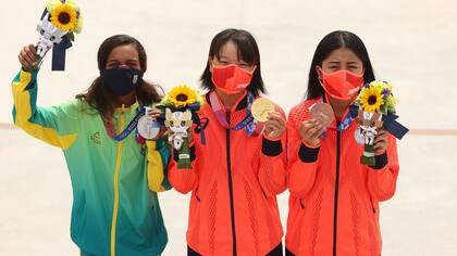 (De izquierda a derecha) Rayssa Leal de 13 años de Brasil ganó medalla de plata, Momiji Nishiya de Japón, también de 13 años, se llevó el oro, y Funa Nakayama, de 16 años y compitiendo por Japón, ganó el bronce.