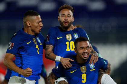 De izquierda a derecha, Richarlison, Neymar y Gabriel Jesús festejan un gol de la selección brasileña ante Paraguay, durante un partido de la eliminatoria al Mundial, realizado el martes 8 de junio de 2021 en Asunción (AP Foto/Jorge Sáenz)