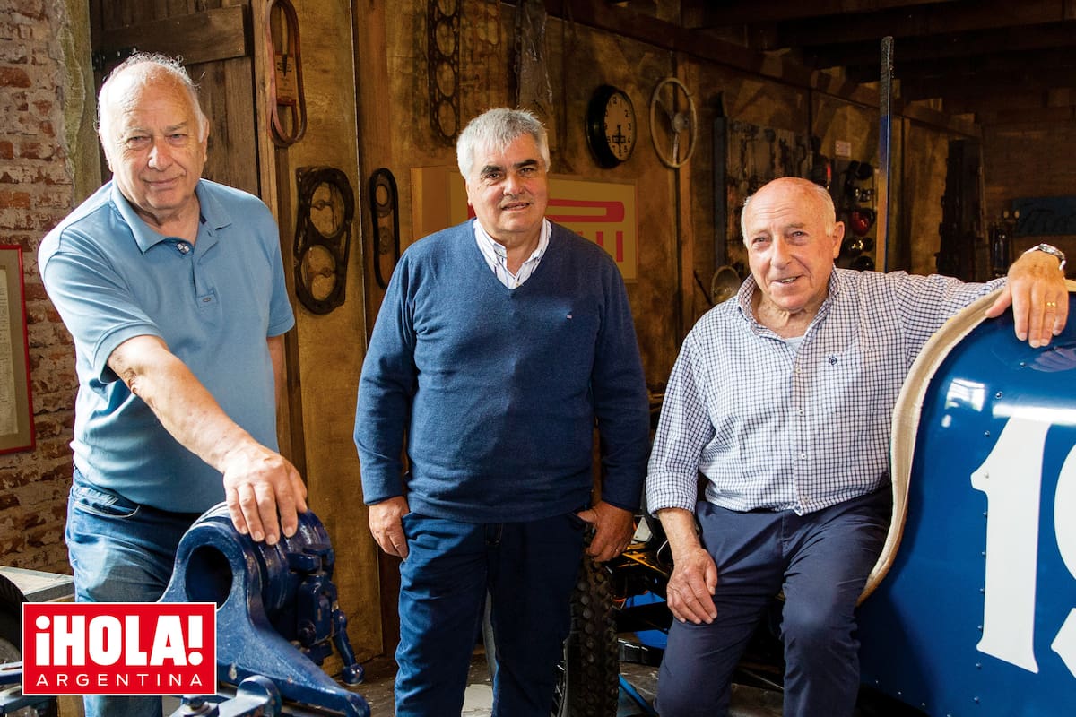 De izquierda a derecha: Rubén, Juan Carlos y Oscar en el Museo Fangio, que abrió sus puertas en noviembre de 1986 en el edificio donde antiguamente había funcionado la Municipalidad de Balcarce.
