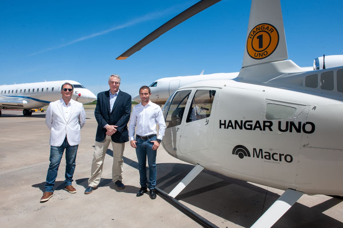 De izquierda a derecha: Sebastián Centeno, Gerente General de Hangar Uno, Brian Anthony, Gerente de Bancas Comerciales de Banco Macro, Matías Cassano, Director de Hangar Uno.