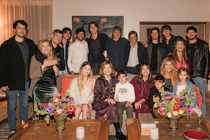 De izquierda a derecha, sentados: Candelaria Muniz Barreto, Teresa, Valentino y Marité Costantini, Santino, Soledad y Francisca Costantini. Parados: Emilio y Delfina Muniz Barreto, Tomás Costantini, Benjamín y Pancho Galeazzi, Joaquín Muñiz Barreto, Edo Costantini, Dante y Gero Galeazzi, Mateo Estévez, Mariana Costantini y Facu Estévez
