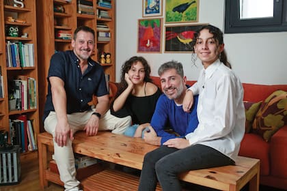 De izquierda a derecha: Sergio Verón, Ariadna, Franco Verdoia y Crystal. El 3 de junio de 2020, la pareja tuvo el primer contacto con quienes se convertirían en sus hijas. “La idea era caerles bien, pero no avasallarlas”, cuenta Verón.