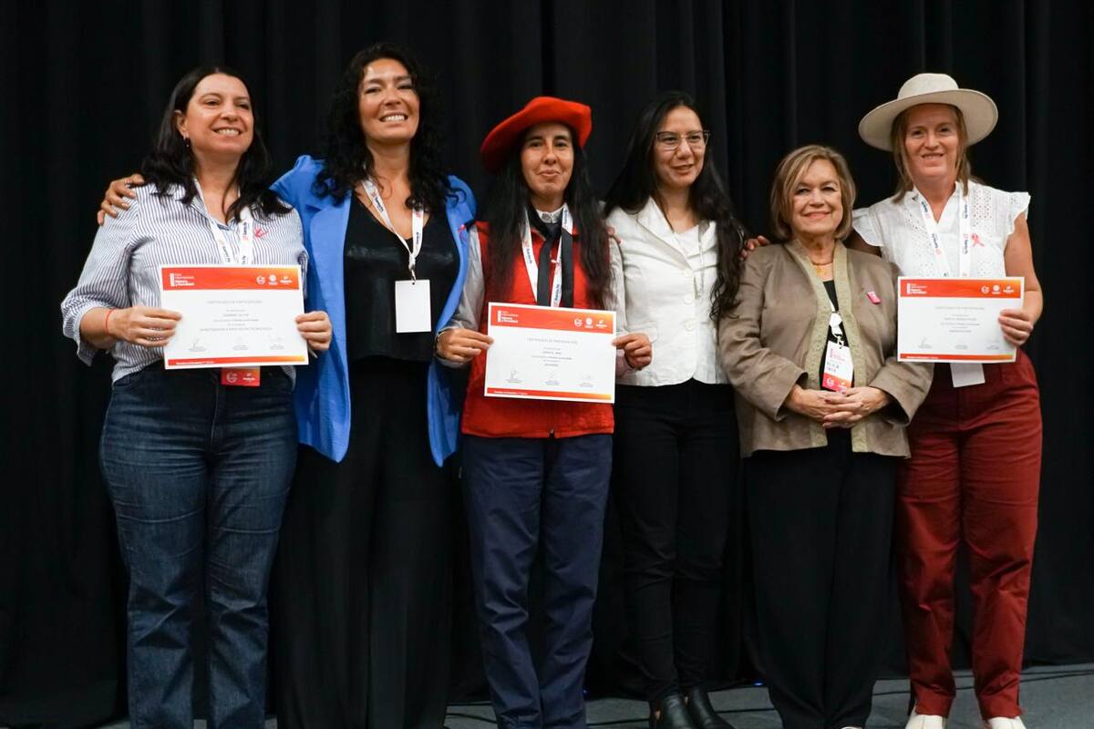 De izquierda a derecha, Silvia Siambon; Rocío Severino, (MRA); Ana Zapata; Mónica Gómez, secretaria MRA, Alicia Tate, secretaria de género de Santa Fe, y Mónica Zapata