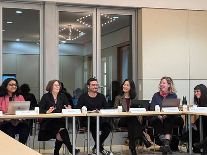 De izquierda a derecha: Sonia Singla ( India, Master in International Developlment, Harvard Kennedy School),
Diane Davis (profesora de Planificación Urbana, GSD Harvard), Joaquín Tomé (Master in Urban Planning, GSD Harvard), Shrinkalha Katliwada (Nepal, Master in Urban Planning, GSD Harvard) y Lindsay Mayer (USA, Master in Urban Planning) durante la presentación del Plan de Visión del Barrio Olímpico de la Ciudad de Buenos Aires, un proyecto en conjunto entre la Universidad de Harvard, la Universidad Nacional de San Martín y el Gobierno de la Ciudad de Buenos Aires
