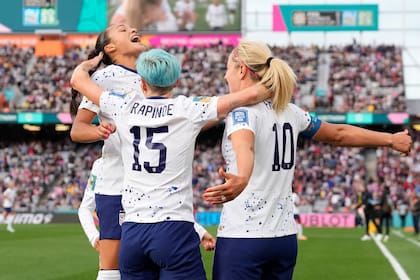 De izquierda a derecha: Sophia Smith, Megan Rapinoe y Lindsey Horan festejan ante Vietnam