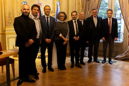 De izquierda a derecha: Stéphane Chouin, agregado cultural de la Embajada de Francia; Antoine Sebire, agregado audiovisual regional de la Embajada de Francia y del Institut Français d’Argentine; Frédéric Depetris, consejero cultural y director del Institut Français d’Argentine; Daniela Gutiérrez, gerenta general de la Fundación Medifé; Romain Nadal, Embajador de Francia en Argentina; Daniel Oliver, presidente de Fundación Williams; Marcelo Scalise, vicepresidente de Fundación Williams, y Martín Oliver, director ejecutivo Fundacion Williams