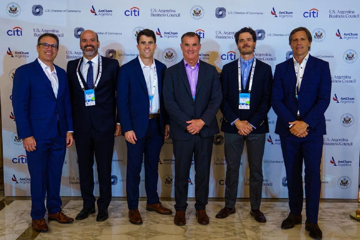 De izquierda a derecha: Steven Gold (CEO, Jaguar Uranium), Juan Vignolo (director de asuntos legales y estratégicos, Andina 360), Sean Flynn (presidente ejecutivo, Manifest Industries), general (R) Charles A. Flynn (presidente del directorio, Manifest Industries), Pablo Cortegoso (cofundador y CEO, Andina 360) y Tomás De Pablos Souza (cofundador y asesor estratégico, Andina 360), en el U.S.-Argentina Forum on Critical Minerals, Buenos Aires, 3 de septiembre de 2026.