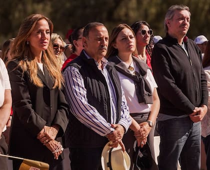 De izquierda a derecha: Tolosa Paz, Quintela y Máximo Kirchner, durante el acto
