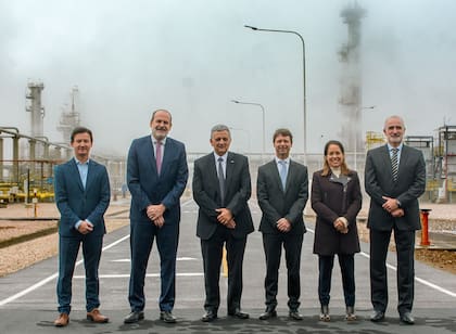 De izquierda a derecha: Tomás Córdoba (CEO de Compañía Mega), Federico Susbielles (intendente de Bahía Blanca), Horacio Marín (presidente y CEO de YPF), Dolores Vizuela (Dow) y Ricardo de Rello (Petrobras), durante la inauguración de la nueva unidad industrial