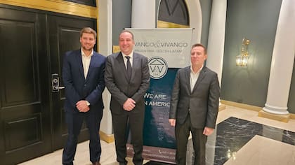 De izquierda a derecha: Tyler Allen, Gastón Addati y Andrés Echevarría. Los abogados Echevarría y Allen, del estudio jurídico Vivanco & Vivanco, asesoraron a Addati en el trámite de la obtención de la visa EB-2 NIW