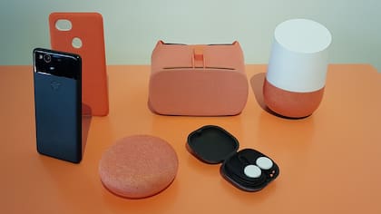 De izquierda a derecha: un Pixel 2, Google Home Mini, Google Daydream, Pixel Buds, Google Home clásico