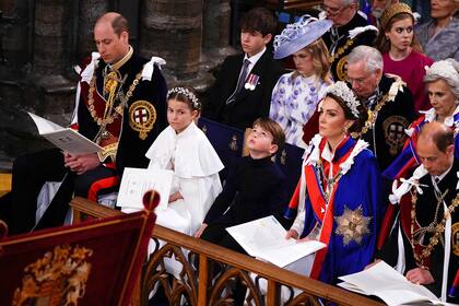 De izquierda a derecha, William, príncipe de Gales, los príncipes Charlotte y Louis, Kate, la princesa de Gales, y Eduardo de Edimburgo, hermano menor del Rey.