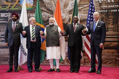 De izquierda a derecha,:el presidente del Banco Mundial, Ajay Banga, el presidente brasileño, Luiz Inácio Lula da Silva, el primer ministro indio, Narendra Modi, el presidente sudafricano, Cyril Ramaphosa, y el presidente sudafricano, Cyril Ramaphosa, y el presidente estadounidense, Joe Biden, posan para la foto de grupo durante la Cumbre del G20
