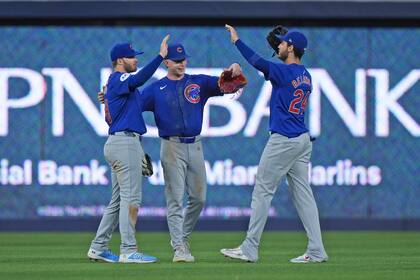 De izquierda a derecha,Ian Happ, Pete Crow-Armstrong y Cody Bellinger, de los Cachorros de Chicago, festejan el triunfo sobre los Marlins de Miami, el viernes 23 de agostod e 2024 (AP Photo/Wilfredo Lee)
