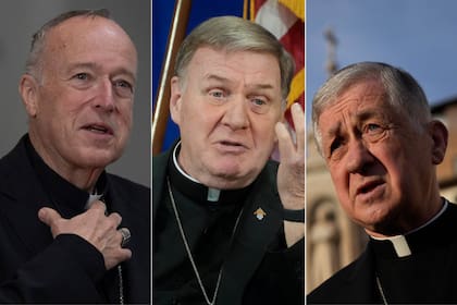 De izquierda a derecho, el cardinal Robert McElroy, el cardinal Joseph Tobin y el cardinal Blase Cupich