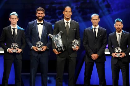 Todos los premiados en la gala. En el centro, el holandés Virgil Van Dijk. A la derecha de Messi, Aleksander Ceferin, presidente de la UEFA.