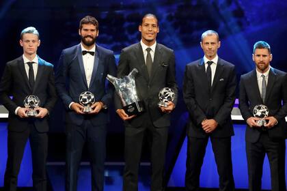 De Jong, Alisson Becker, Van Dijk, Aleksander Ceferin, Presidente de la UEFA y Lionel Messi, los premiados en la gala de la UEFA