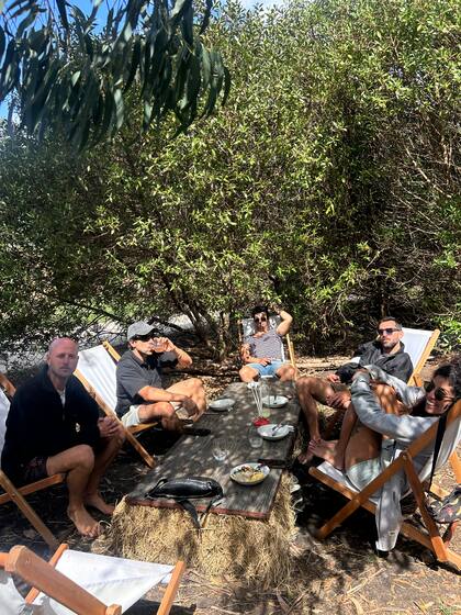 De jueves a domingo, desde las 12 hasta las 16 en Valisas despliegan mesas en un gran parque de una hectárea, y sirven un menú itinerante, con distintos platitos frescos a base de productos de la zona