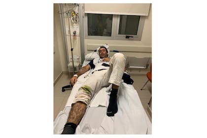 De la cancha al sanatorio: Nero, con el peroné derecho fracturado.