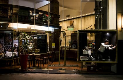 DE LA CASA. "El Renato es menos cortado que apenas cortado, ni siquiera una cucharita de té de leche, casi nada", detalla Renato Rita respecto del café que sirven, con su nombre, en el Florida Garden
