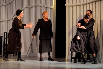 De la comedia y el musical pasó al drama lorquiano con el protagónico de La casa de Bernarda Alba, aquí junto a Mimí Ardú y Valentina Bassi
