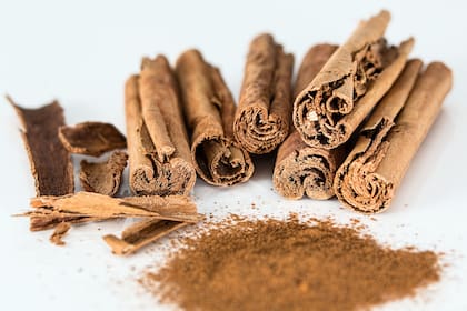 De la corteza del árbol de canela se produce la especia, que se obtiene pelando y frotando las ramas