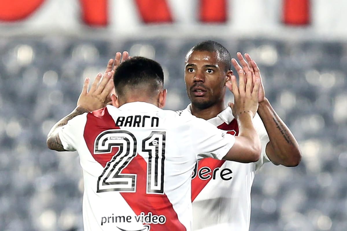 De la Cruz, autor del primer gol de River, recibe el saludo de Barco