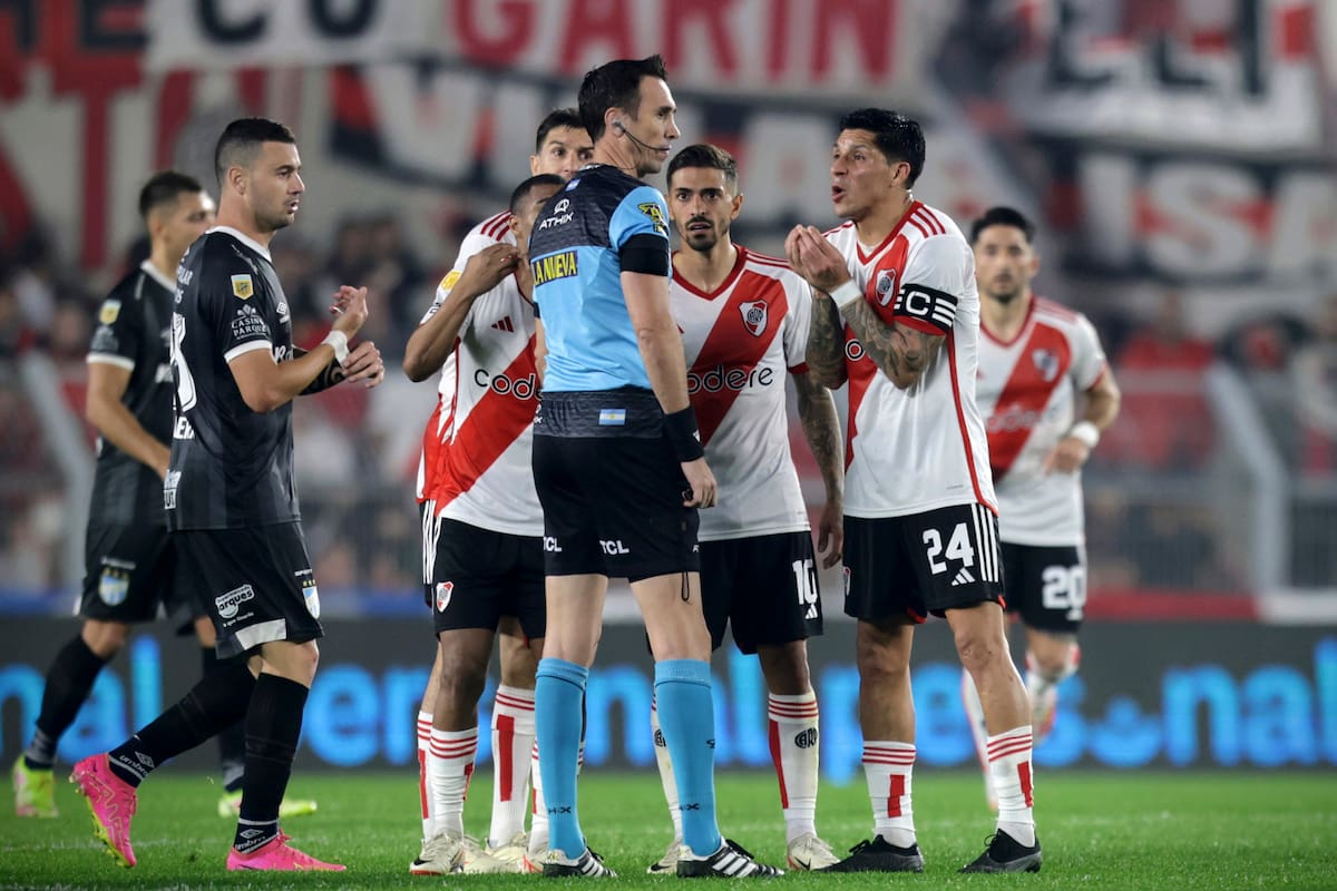 De La Cruz, Nacho Fernández, Lanzini y Enzo Pérez le piden explicaciones a Pablo Dóvalo por el gol anulado a Paulo Díaz