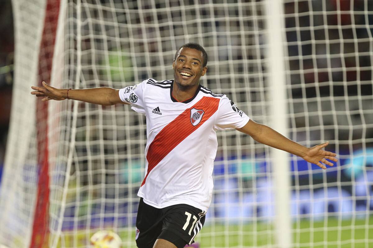 De la Cruz sonríe como nunca en River: anotó tres goles.