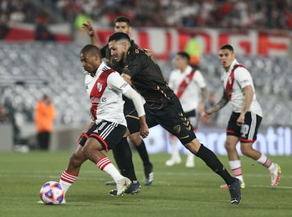 De la Cruz volvió al gol y anotó el primero de la noche en el Monumental