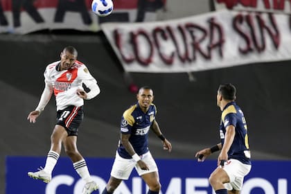 De la Cruz y su juego aéreo en un River vs. Alianza Lima, de Perú