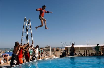 De la escalera al tanque australiano, Charly revivió ese 2006 sus días de verano con su familia.