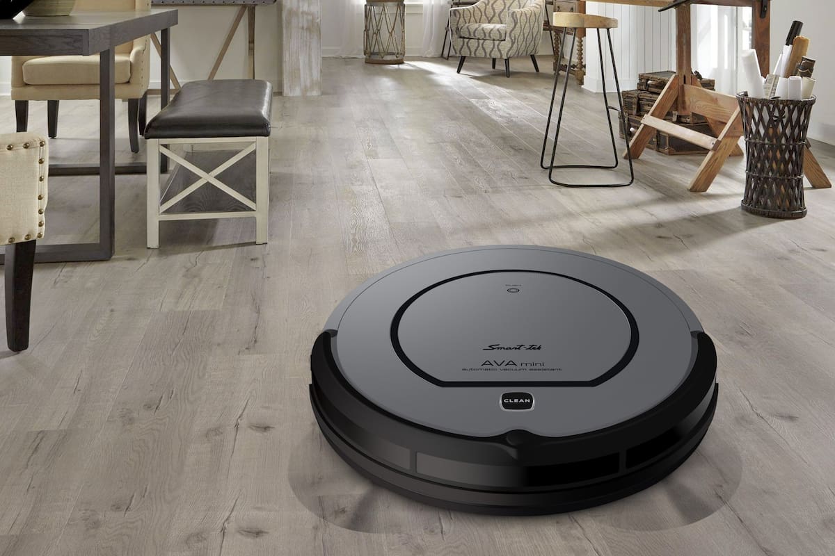 De la firma nacional Smart Tek, la Ava Mini incluye una base de carga y la posibilidad de programarle tareas